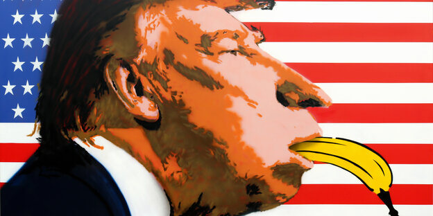 Ein breitgezogenes Gesicht Donald Trumps mit Banane im Mund vor US-amerikanischer Flagge.