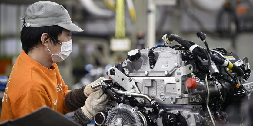 Arbeiter steht in einem Werk von Mitsubishi in der LKW-Produktion