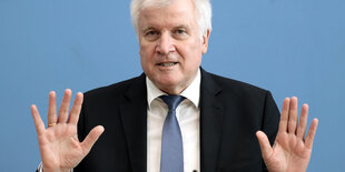 Horst Seehofer hält beide Hände mit dem Betrachter zugewandten Handflächen in die Luft