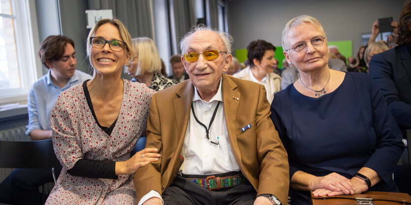 Anneke Kim Sarnau (l-r), Urgroßnichte von Hans Söhnker, Walter Frankenstein (94), Holocaust-Überlebender, und Kathrin Reiher, Tochter von Heinz Gützlaff, sitzen bei der Feierstunde in der Berliner Gedenkstätte ·Stille Helden·