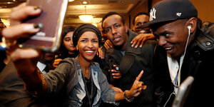 Ilhan Omar macht Selfie mit Fans