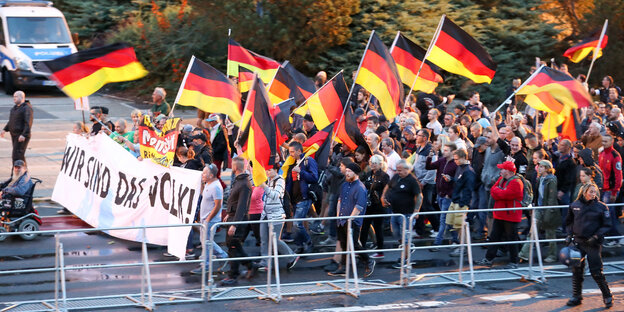 Die Bewegung "Pro Chemnitz" mit einem Banner auf dem "Wir sind das Volk" steht