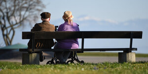 Zwei alten Menschen sitzen auf einer Parkbank