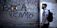 Ein Mann geht an einer Wand vorbei, auf der „Boca Juniors, ich liebe euch“ steht