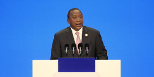 Uhuru Kenyatta , Präsident von Kenia vor Mikrofonen