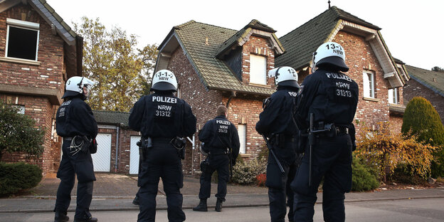 Polizisten vor dem letzten besetzten Haus in Manheim