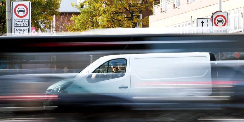 Ein Transporter fährt auf einer Straße