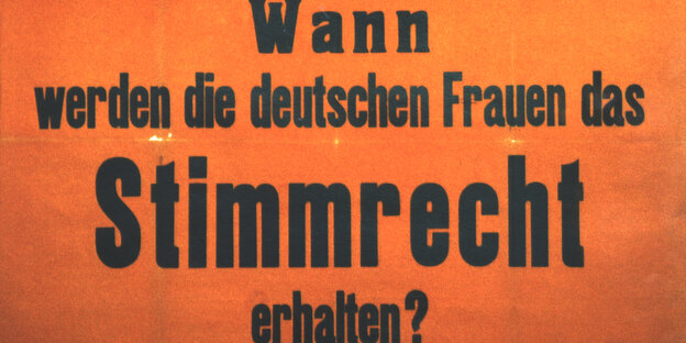 Auf einem Plakat steht: Wann werden die deutschen Frauen das Stimmrecht erhalten?