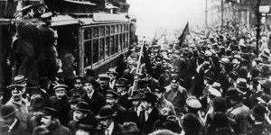 09.11.1918, Berlin: Streikende Arbeiter fülle die Straßen von Berlin