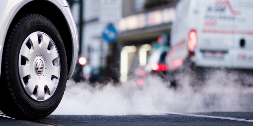 Ein Diesel-Auspuff stößt sichtbar Abgase aus