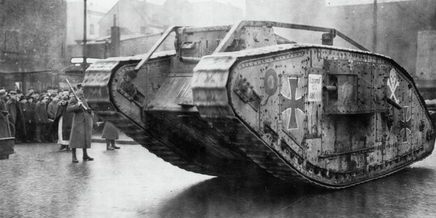 Ein schwarz-weiß-Bild eines großen Panzers