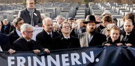 Politiker stehen vor dem Holocaustmahnmal in Berlin