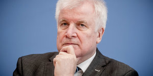 Horst Seehofer (CSU) macht eine nachdenlliche Pose