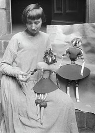 Dada-Künsterlin Hannah Höch mit zwei Puppen
