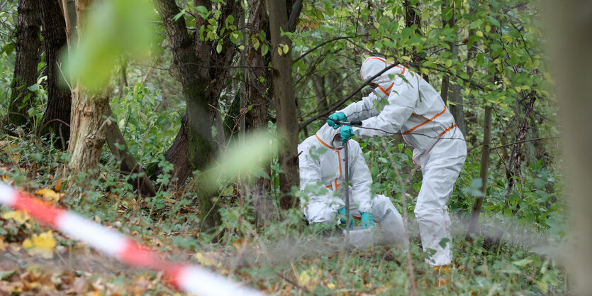 Spezialisten in Schutzanzügen nehmen Proben in der Boberger Niederung.