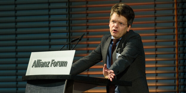 Der Professor Christoph Möllers auf dem Podium während eines Vortrags