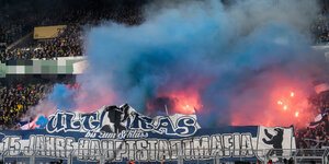 Hertha-Fans mit Pyros und Transparenten