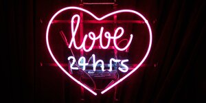 Herzförmige Neonlichtröhre mit englischer Aufschrift 24 Stunden Liebe