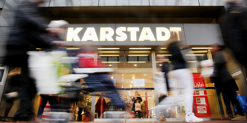 Menschen laufen vor einem Karstadt-Eingang entlang