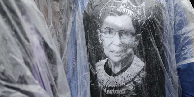 Unter einem Regencape trägt ein ProChoice+Demonstrant ein Tshirt mit Ruth Bader Ginsburg