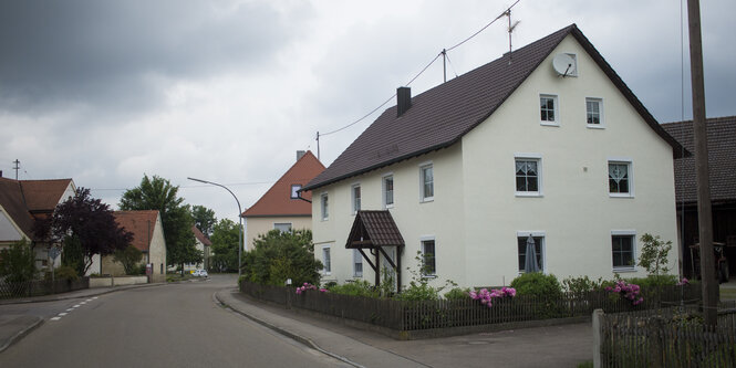 Ein Einfamilienhaus in einer Straße