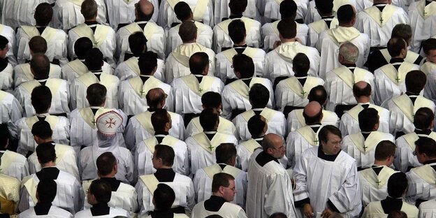 Sehr viele Priester in weißen Gewändern