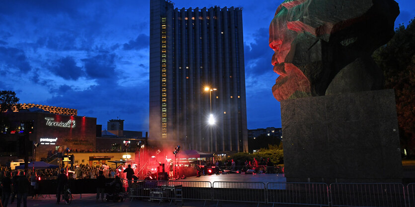 Marx-Büste und Konzertbühne in Chemnitz