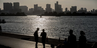 Meer und Skyline von Tokio