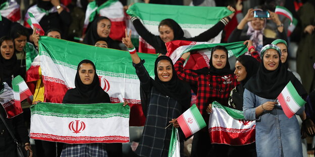 Frauen mit Iran-Fahnen