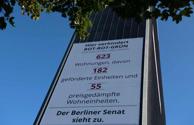 Protestbanner an dem Hochhaus