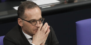 Heiko Maas hält sich zwei Hände vor den Mund