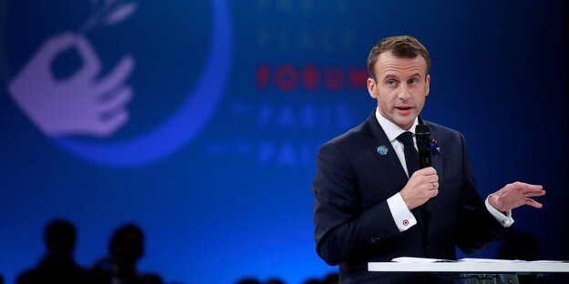 Macron mit einem Mikrofon in der Hand