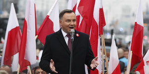 Andrzej Duda, Präsident von Polen, spricht zu Beginn einer Großdemonstration zum Unabhängigkeitstag.