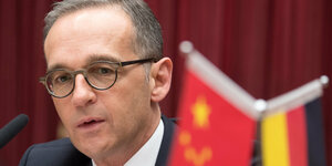 Der deutsche Außenminister Maas schüttelt die Hand eine chinesischen Ministers