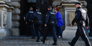 Polizisten auf dem Weg in das Strafjustizgebäude in Hamburg.