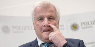 Horst Seehofer kratzt sich an der Nase