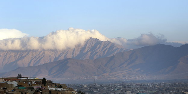 Von oben ist die Stadt Kabul zu sehen, im Hintergrund befindet sich ein Gebirge