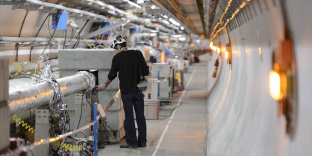 Techniker in einem Tunnel für den Teilchenbeschleuniger Cern