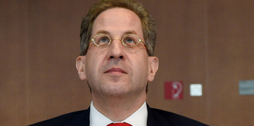 Maaßen schaut nach oben