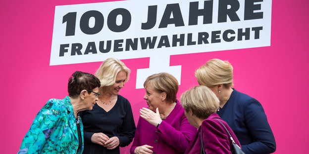 Merkel umgeben von den Politikerinnen Rita Süssmuth, Manuela Schwesig, Christine Bergmann und Franziska Giffey