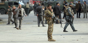 Mehrere schwerbewaffnete Soldaten in Kabul