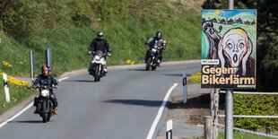 Biker und Protestschild gegen Lärm