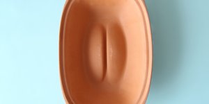 Eine Brotdose in Form einer Vulva ohne Klitoris