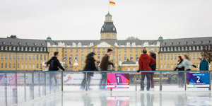 Mutmaßliches Ziel des Anschlags: Menschen fahren Schlittschuh auf der Eisfläche am Karlsruher Schlossplatz, im Hintergrund ist das Schloss zu sehen
