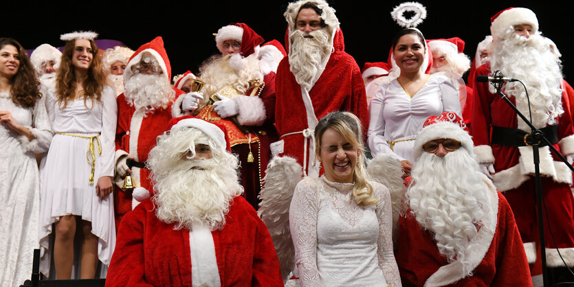 als Weihnachtsmänner verkleidete Studierende