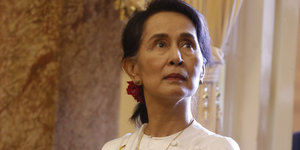 Aung San Suu Kyi schaut nach oben
