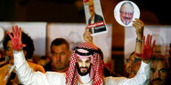 Ein Demonstrant trägt eine Maske von Mohammed bin Salman und hat eine rote Flüssigkeit an den Händen