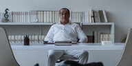 Toni Servillo als Silvio Berlusconi an einem Schreibtisch sitzend