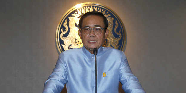 Prayuth Chan-o-cha steht an einem Rednerpult