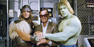 Stan Lee steht zwischen "Hulk" und "Thor"